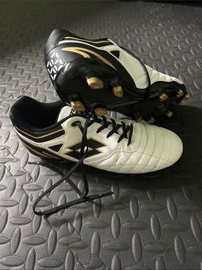 Soccer Cleats - White & Black with Gold Accents. Lotto brand. Brand new conditi